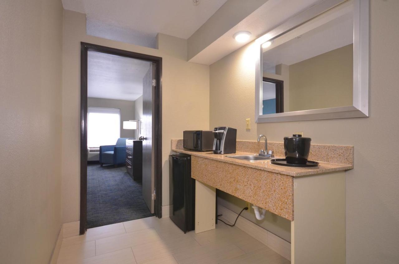 Holiday Inn Express & Suites Fayetteville University Of Arkansas Area By Ihg Exterior foto